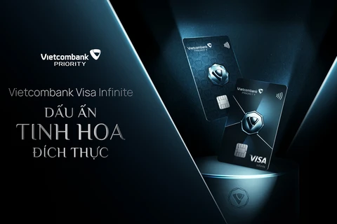 Hai thiết kế thẻ ấn tượng trên chất liệu kim loại là một trong những điểm nhấn tạo nên sự khác biệt của thẻ Vietcombank Visa Infinite. (Ảnh: Vietnam+)