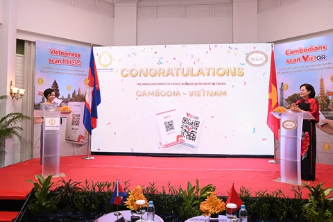 Thống đốc Ngân hàng Trung ương Việt Nam và Campuchia thực hiện nghi lễ ra mắt dịch vụ thanh toán xuyên biên giới sử dụng QR Code. (Ảnh: PV/Vietnam+)