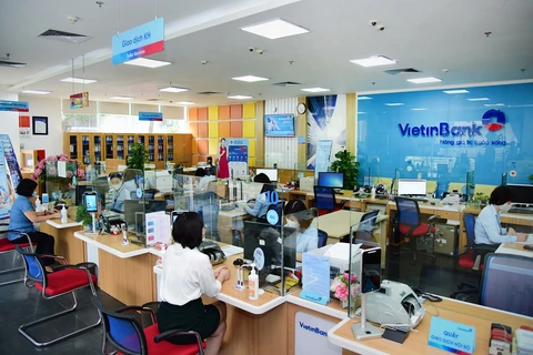Khách hàng giao dịch tại VietinBank. (Ảnh: Vietnam+)
