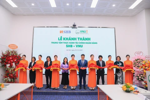 Lãnh đạo SHB và Đại học Quốc gia Hà Nội cắt băng khánh thành “Trung tâm thực hành Tài chính Ngân hàng SHB-VNU”. (Ảnh: PV/Vietnam+)