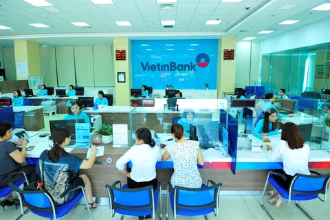 Khách hàng giao dịch tại VietinBank. (Ảnh: PV/Vietnam+) 