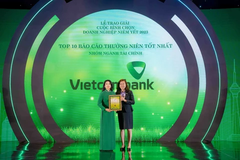 Đại diện Vietcombank, bà Bạch Thị Thanh Hà - Trưởng phòng Quan hệ công chúng (bên trái) nhận giải thưởng từ ban tổ chức. (Ảnh: PV/Vietnam+)