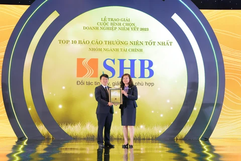Đại diện SHB nhận giải từ ban tổ chức. (Ảnh: Vietnam+)