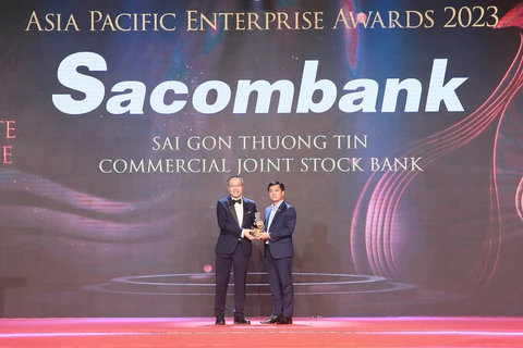 Ông Lê Đức Thịnh (bên phải) - Phó Tổng giám đốc Sacombank nhận giải "Doanh nghiệp xuất sắc châu Á" 2023. (Ảnh: Vietnam+)