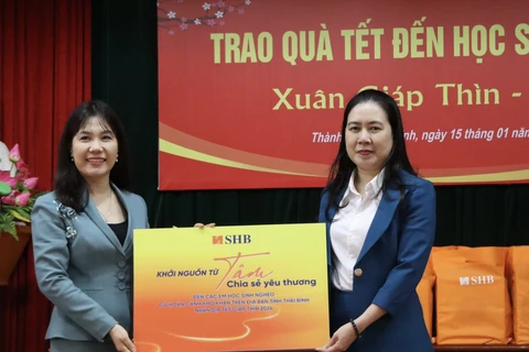 Đại diện SHB mang những món quà thiết thực nhằm kịp thời chia sẻ khó khăn với các em trong dịp Tết đến Xuân về. (Ảnh: Vietnam+)