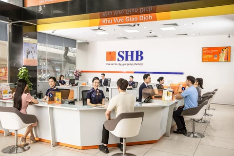Khách hàng giao dịch tại SHB. (Ảnh: PV/Vietnam+)