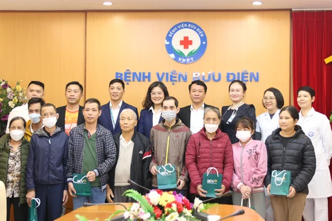 BIDV trao quà Tết cho các bệnh nhân chạy thận tại Bệnh viện Bưu điện Hà Nội. (Ảnh: PV/Vietnam+)