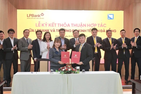 Đại diện LPBank và Đại học Kinh tế - Đại học Đà Nẵng ký kết thỏa thuận hợp tác. (Ảnh: PV/Vietnam+)