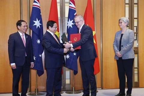 Thủ tướng Phạm Minh Chính và Thủ tướng Australia Anthony Albanese trao Tuyên bố chung về nâng cấp quan lệ lên Đối tác Chiến lược Toàn diện. (Ảnh: Dương Giang/TTXVN) 