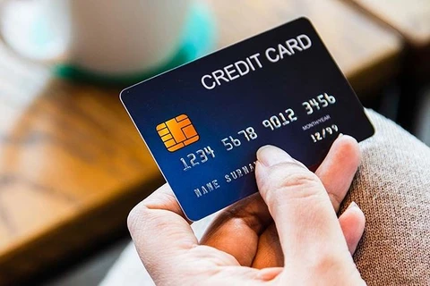 Những lưu ý cách sử dụng thẻ tín dụng để không bị nợ xấu. (Ảnh: Vietnam+)