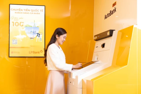 Hệ thống ngân hàng tự động AutoBank được LPBank triển khai trên toàn quốc, với những tính năng vượt trội trong giao dịch, độ xác thực cao, an toàn và bảo mật, mang lại nhiều sự thuận tiện cho khách hàng. (Ảnh: Vietnam+)