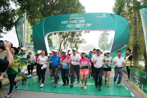 Vận động viên xuất phát và tham gia giải chạy trực tuyến “Vietcombank Run & Share: Vạn trái tim - Một niềm tin”. (Ảnh: Vietnam+)