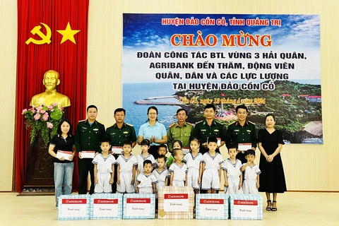 Đại diện Agribank, Phó Tổng Giám đốc Nguyễn Thị Phượng tặng quà quân và dân trên huyện đảo Cồn Cỏ. (Ảnh: Vietnam+)