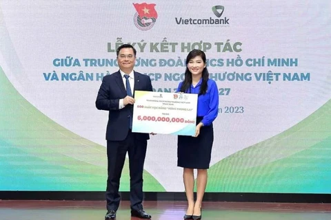 Ông Nguyễn Thanh Tùng (bên trái) - Tổng Giám đốc Vietcombank trao tặng kinh phí triển khai chương trình cho đại diện Trung ương Hội Sinh viên Việt Nam - bà Hồ Hồng Nguyên (bên phải), Phó Chủ tịch Thường trực Hội. (Ảnh" Vietnam+)