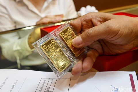 Ngân hàng Nhà nước khuyến cáo người dân cần thận trọng vì giá vàng sẽ còn giảm. (Ảnh: Vietnam+)