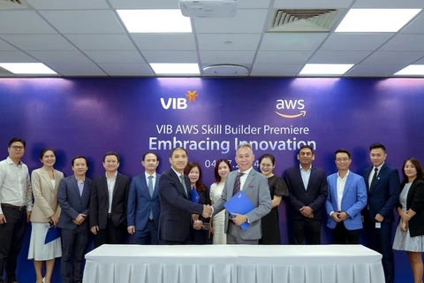 Lễ ký kết tích hợp nền tảng AWS Skill Builder vào chương trình đào tạo nhân lực về Cloud của VIB. (Ảnh: Vietnam+)