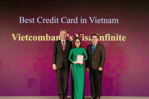 Bà Trần Thị Hạnh – Trưởng Phòng Phát triển Sản phẩm Bán lẻ đại diện Vietcombank nhận giải Thẻ tín dụng tốt nhất Việt Nam năm 2024. (Ảnh: Vietnam+)