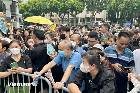 Hàng trăm người dân xếp hàng chờ vào viếng Tổng Bí thư Nguyễn Phú Trọng. (Ảnh: PV/Vietnam+)