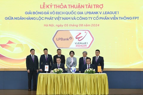 Đại diện LPBank, ông Hoàng Văn Phúc – Phó Tổng Giám đốc và đại diện FPT Telecom, ông Nguyễn Hoàng Linh – Tổng Giám đốc thực hiện ký kết dưới sự chứng kiến của đại diện Lãnh đạo Cục Thể dục Thể thao, Liên đoàn Bóng đá Việt Nam, LPBank, FPT và VPF. (Ảnh: Vietnam+)