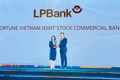 Bà Nguyễn Hồng Nhung, Giám đốc Khối Quản lý Nguồn Nhân lực đại diện LPBank nhận giải thưởng Nơi làm việc tốt nhất châu Á 2024. (Ảnh: Vietnam+)