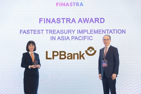 Bà Nguyễn Ánh Vân – Phó Tổng Giám đốc LPBank nhận giải Ngân hàng “Triển khai hệ thống Kondor Treasury nhanh nhất Châu Á - Thái Bình Dương”. (Ảnh: Vietnam+)