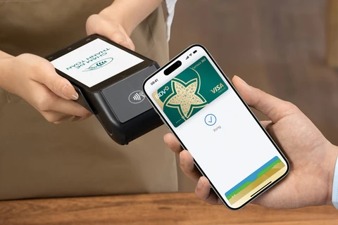 Ngân hàng BIDV giới thiệu dịch vụ thanh toán Apple Pay đến chủ thẻ. (Ảnh: Vietnam+)