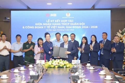 MB và Công đoàn Y tế Việt Nam ký kết thỏa thuận hợp tác toàn diện, giai đoạn 2024-2028. (Ảnh: Vietnam+)