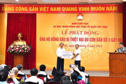 Đại diện ngành Ngân hàng, ông Đào Minh Tú - Phó Thống đốc Thường trực Ngân hàng Nhà nước trao số tiền 38,4 tỷ đồng tại lễ phát động của Ủy ban Mặt trận Tổ quốc Việt Nam để ủng hộ đồng bào bị thiệt hại do bão số 3. (Ảnh: Vietnam+)