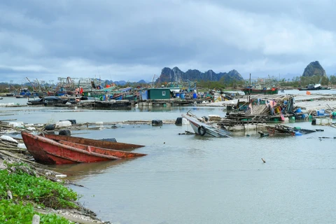 Các tàu cá bị hư hỏng nặng bởi cơn bão số 3. (Ảnh: Vietnam+)