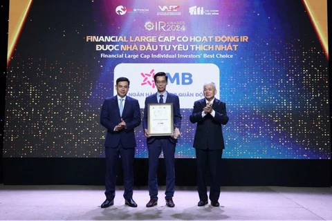 Ông Đàm Nhân Đức – Kinh tế trưởng đại diện MB nhận giải thưởng Financial Large Cap có hoạt động IR được Nhà đầu tư yêu thích nhất. (Ảnh: Vietnam+)