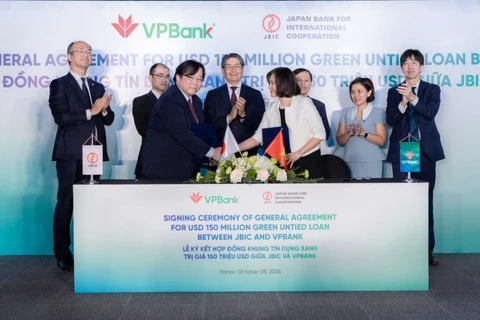 Đại diện VPBank và JBIC ký kết hợp đồng tín dụng xanh tại Hà Nội. (Ảnh: Vietnam+)