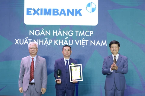 Ông Nguyễn Hướng Minh – Phó Tổng Giám đốc Eximbank nhận giải thưởng từ Ban tổ chức.. (Ảnh: Vietnam+)