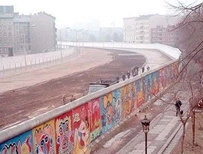 Phục chế bích họa trên Bức tường Berlin
