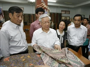 Chủ tịch Quốc hội Nguyễn Phú Trọng thăm một cơ sở sản xuất vải batik truyền thống. (Ảnh: Trí Dũng/TTXVN)