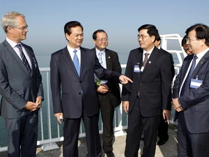 Thủ tướng Nguyễn Tấn Dũng thăm hệ thống ngăn nước biển của Hà Lan. (Ảnh: Đức Tám/TTXVN)