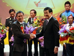 Chủ tịch nước Trương Tấn Sang trao thưởng tại buổi lễ (Ảnh: Trọng Đạt/TTXVN)