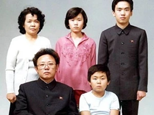 Kim Jong-Nam đứng ngoài cùng bên phải trong một bức ảnh hiếm hoi chụp cùng gia đình được công bố (Nguồn: Hoàn cầu)