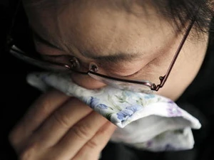 Một phụ nữ Nhật khóc trong buổi lễ tưởng niệm ngày 11/3/2012 tại đền Jyodoji ở Rikuzentakata, tỉnh Iwate (Ảnh: AP)