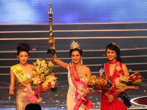 Thu Thảo đăng quang ngôi Hoa hậu Việt Nam 2012