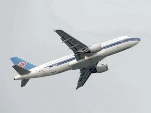 Bị dọa khủng bố, máy bay Trung Quốc hạ cánh khẩn 