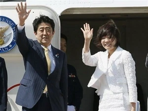 Ông Abe là thủ tướng đầu tiên của Nhật Bản thăm Myanmar kể từ năm 1977. (Ảnh: AP)