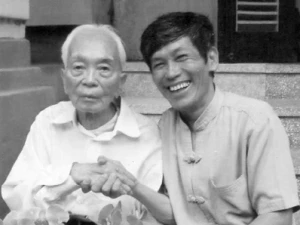 Đại tướng Võ Nguyên Giáp chụp ảnh cùng Đại tá Trần Hồng (Nguồn: Đại tá Trần Hồng cung cấp).