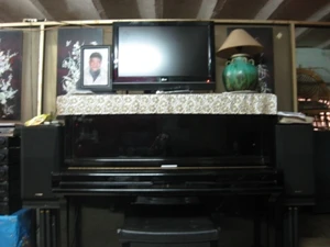 Chiếc đàn piano trong căn phòng của nhạc sĩ Xuân Oanh (Ảnh: Nguyễn Anh/ Vietnam+)