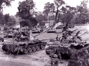 11 giờ 30 ngày 30/4/1975, Lữ đoàn 203 đã chiếm Dinh Độc Lập (Ảnh: Đinh Quang Thành/TTXVN)