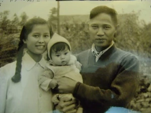 Cố Thượng tướng Lê Ngọc Hiền cùng vợ và con trai cả thời trẻ. (Ảnh chụp lại hình tư liệu gia đình).