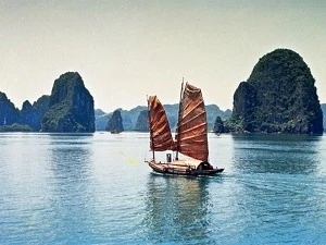 Vịnh Hạ Long lọt vào danh sách bầu chọn sơ bộ bảy kỳ quan thiên nhiên mới của thế giới là một sự kiện tiêu biểu của ngành Du lịch Việt Nam 2011 (Ảnh: Nguyễn Thịnh)