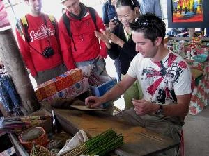 Du lịch làng nghề ở Việt Nam hấp dẫn khách nước ngoài. (Ảnh: Xuân Mai/Vietnam+)