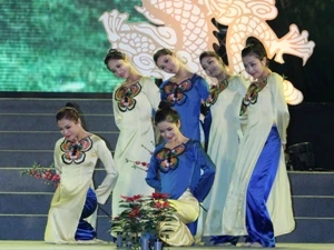 Màn múa nghệ thuật khai mạc Xuân Quê hương 2012. (Ảnh: An Đăng/TTXVN)