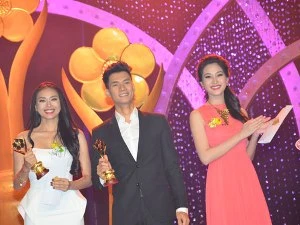 Ngô Thanh Vân va Nhan Phúc Vinh lên nhận Giải Mai Vàng (Ảnh: BTC)