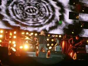Thủ lĩnh Trần Lập của ban nhạc Bức tường trong đêm diễn bùng nổ ở Hà Nội tối 29/12/2012. (Nguồn ảnh: BTC)